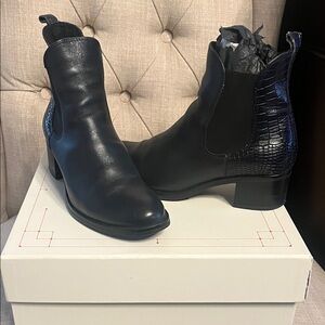 Sleek Black Croc-Embossed Ankle Boots by Gino Rossi